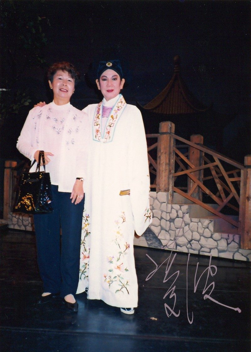 2002年，葉金杏與凌波於高雄合影。（照片提供／葉金杏）