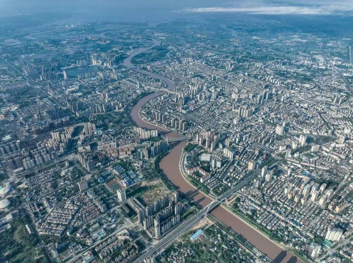 2026年9月6日在廣西欽州市拍攝的欽州市區和流經欽州市區的平陸運河，其中圖片左上方為平陸運河出海口處的茅尾海。（新華社）