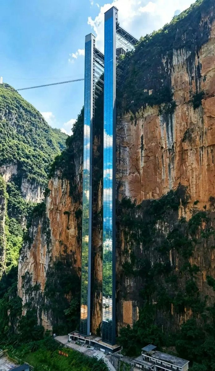 懸崖電梯。（雲南尼珠河大峽谷景區）
