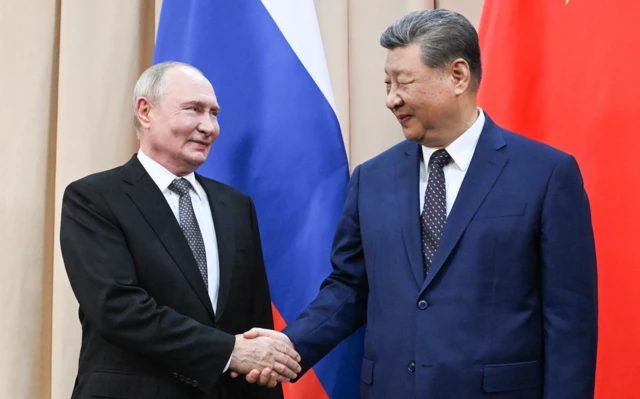 2026年8月，俄罗斯总统普丁和中国国家主席习近平在吉尔吉斯比什凯克举行的上海合作组织（上合组织）峰会期间会晤并握手。