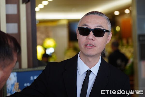 庞祥麟遗孀「缺席告别式」儿哽咽揭背后原因 最后遗言藏大颗洋葱 3 ▲龐祥麟告別式,兒子龐雲徽。(圖/記者林敬旻攝)