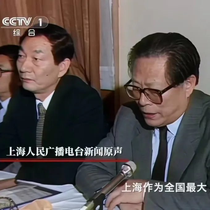 北京观察》库克、薄瓜瓜齐悼念!经济沙皇朱镕基留下「3大政治遗产」,北京最后一位改革派谢幕? 4 朱鎔基與江澤民在上海一起工作時候的場面。(翻攝自中國央視熱播的《江澤民》紀錄片)