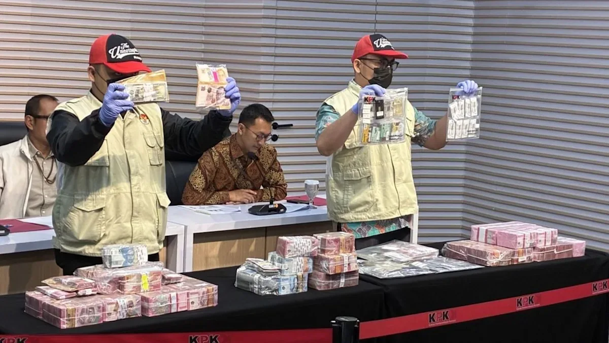 印尼肃贪委员会10月16日展示国家抗灾署案件的证据。