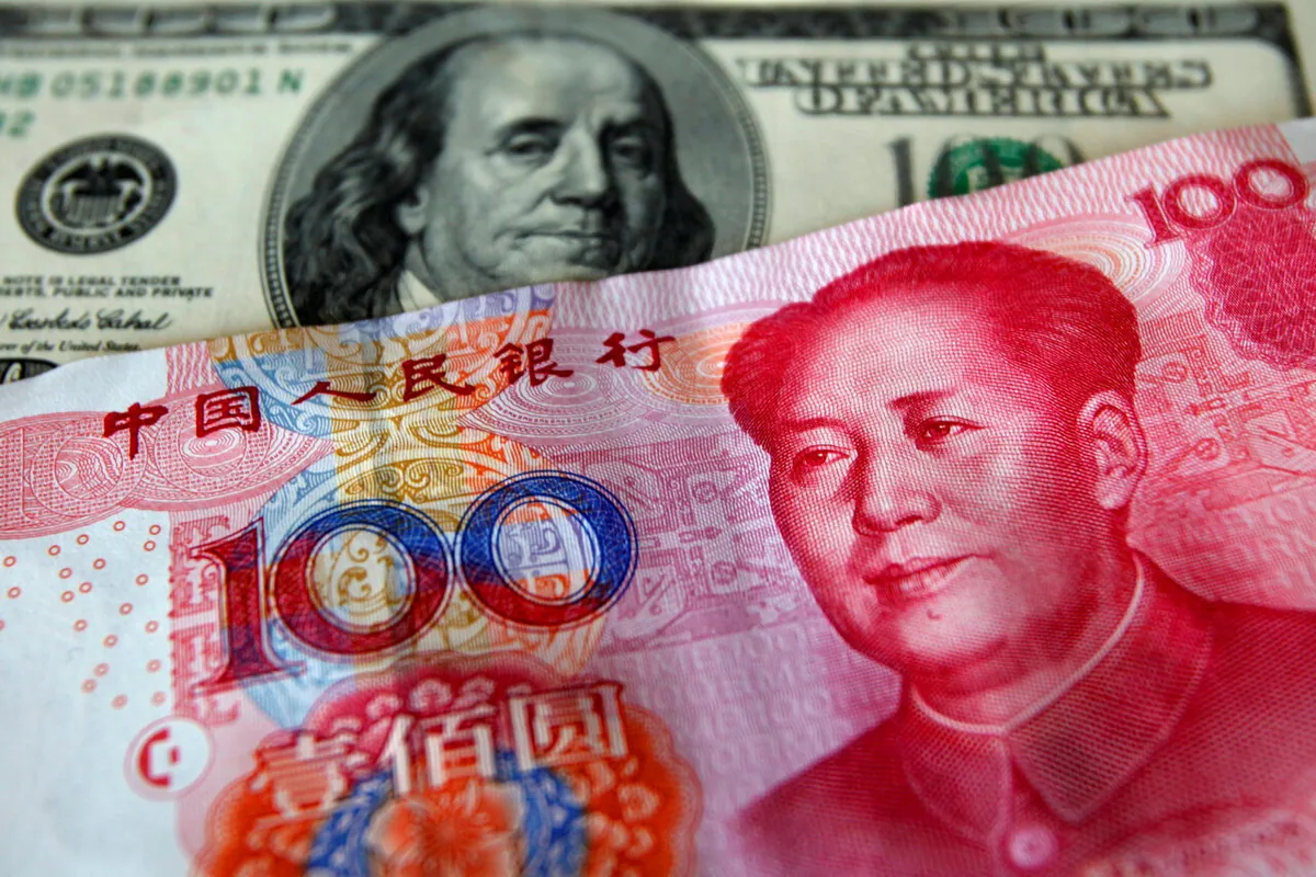 人民币与美元钞票。资料照片。