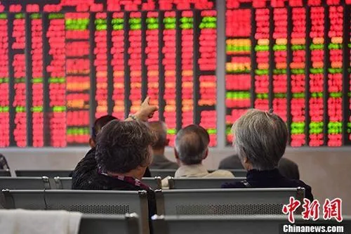 证券营业部内的股民关注大盘走势（资料照片）