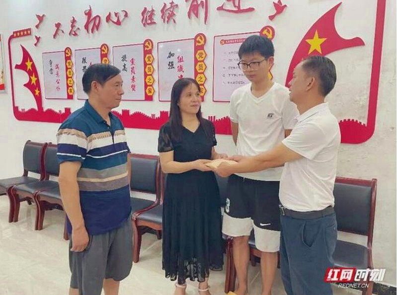 「扶老人遭索賠」事件新進展，店主獲2萬元慰問金。（取材自紅網時刻）