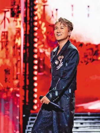 吴克群路上发传单帮寻子!「低调做善事20年」 瞒经纪人倒贴捐款 2 吳克群近年來的形象非常正面、親民且充滿正能量,永遠保持友善笑容。(翻攝自吳克群臉書)
