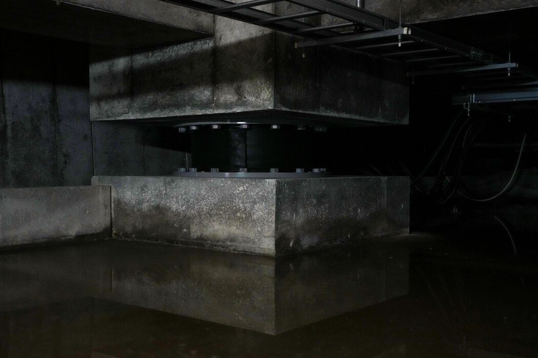 走访震后熊本:为何经历强震但死伤较少? 3 宇土市政大楼下方的隔震系统。