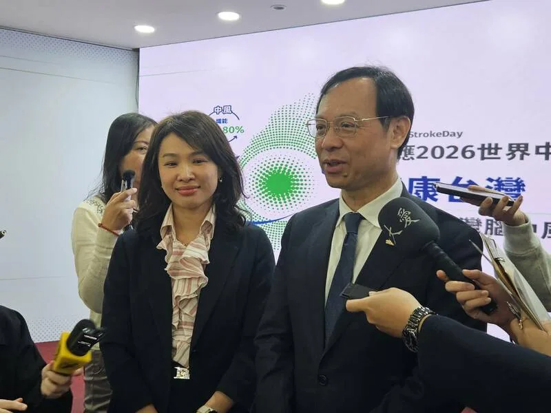 石崇良与沈静芬在10月27日世界中风日记者会接受采访