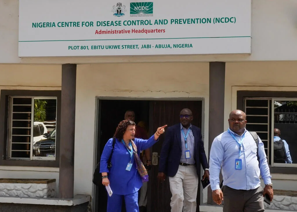 Des personnes sortant d'un bureau au siège du Centre nigérian de contrôle et de prévention des maladies (NCDC) à Abuja, au Nigeria, le 21 octobre 2026.