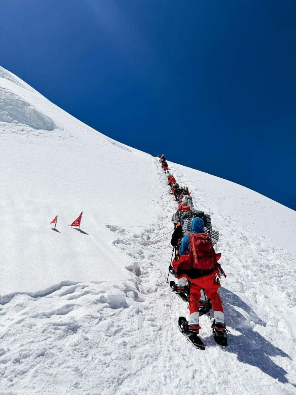 7000米雪山3死2失踪 新疆慕士塔格峰连续山难 藏向导证买卖黑幕 6 登山者沿路繩排成一列攀登。(中國新聞周刊)