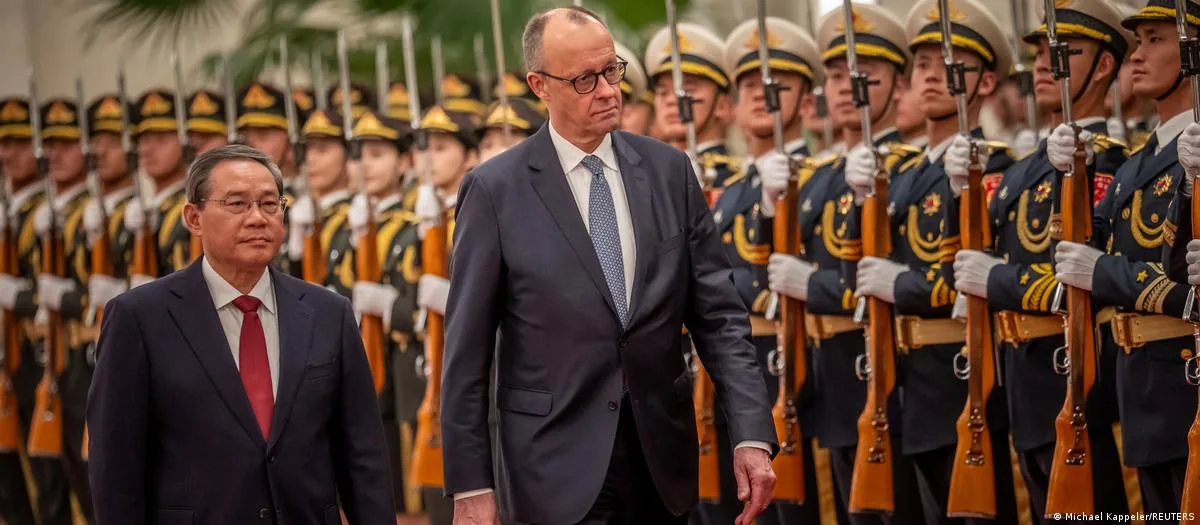 德语媒体:德国对华政策出现“时代转折”? 1 今年2月,中国总理李强欢迎德国总理默茨访华.