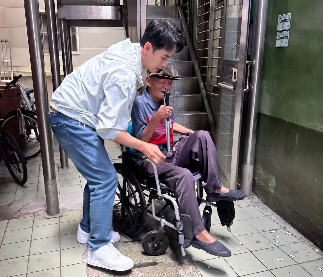 77岁李炳辉两度中风手指变形 已无法负重弹手风琴 淡水街头卖唱 2 ▲▼李炳輝驚喜合體陳謙文。(圖/葡萄長文創工作室提供)
