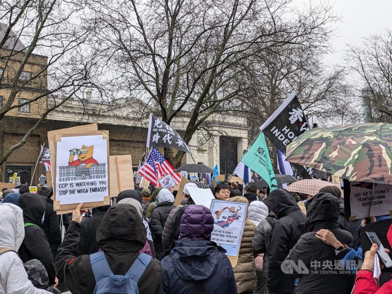 中国驻英巨型使馆建案 居民盼新首相柏南接见沟通【专访】 1 2026年1月中國巨型新使館預定地聚集上千位民眾抗議。(中央社檔案照片)