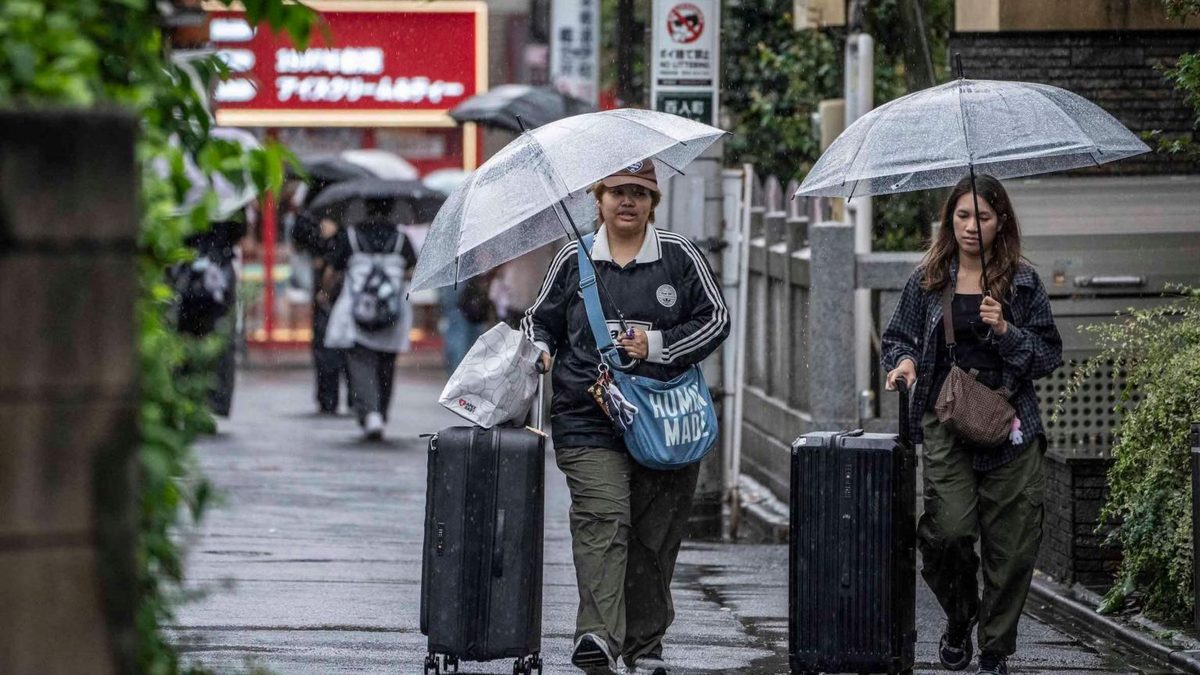 日本街头拖着行李箱的外国人