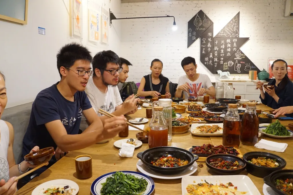 专访|黄鸿玺:十年“夜奔”,把武林搬进客栈 5 3f76715fcbe6fabbbbac59a439f3e9a8ba2d1ee4d9eb79c1b675193ad4344168 article