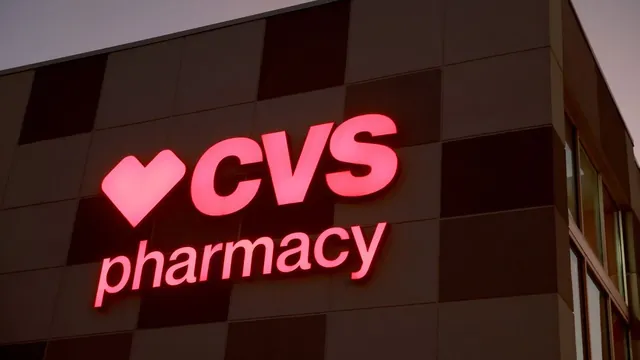 一家CVS药店外墙上亮着的招牌