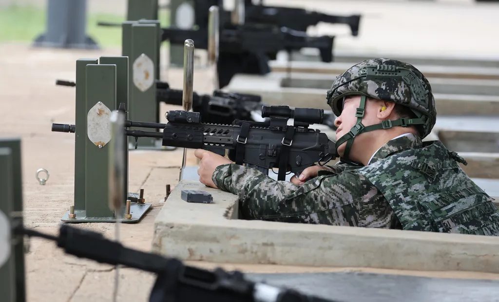 韩国士兵在进行射击训练(资料照片)