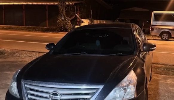 中国女子曼谷酒店遭4男绑架 载往泰缅边境途中跳车自救 2人被捕 3 事發當天,女子坐上一輛黑色轎車。(新京報)