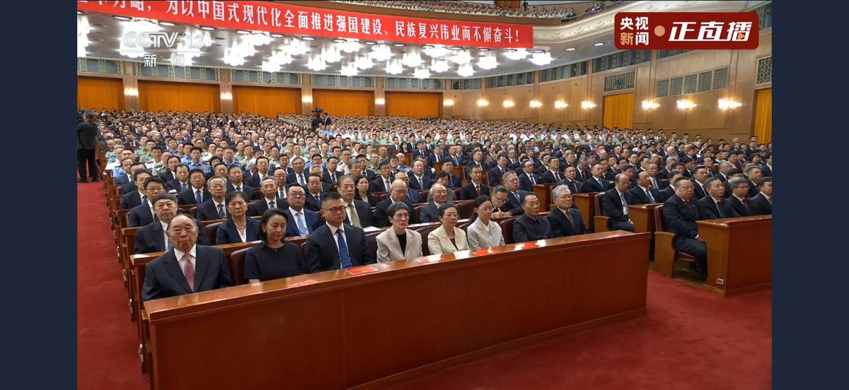 江泽民孙辈也出现在纪念大会现场。直播画面显示，左三为江泽民的长孙江志成，右三为江泽民的孙女江志云。（央视直播视频截图）