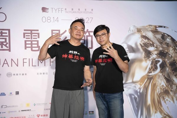 印尼团队过半撞过鬼!《粽邪4》导演曝「红色坤蒂拉娜最凶残」 亲睹现场上身 1 ▲《粽邪4:坤蒂拉娜》監製鄒介中、導演廖士涵。(圖/桃園電影節提供)
