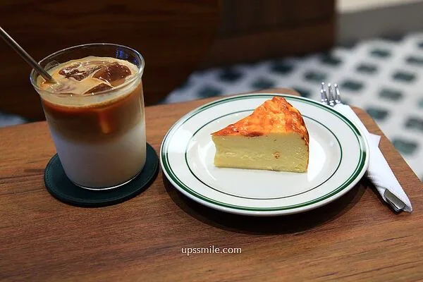 ▲▼Caffè Fortuna走木質調風格，也是寵物友善咖啡廳。（圖／《UPSSMILE向上的微笑萍子》授權提供）