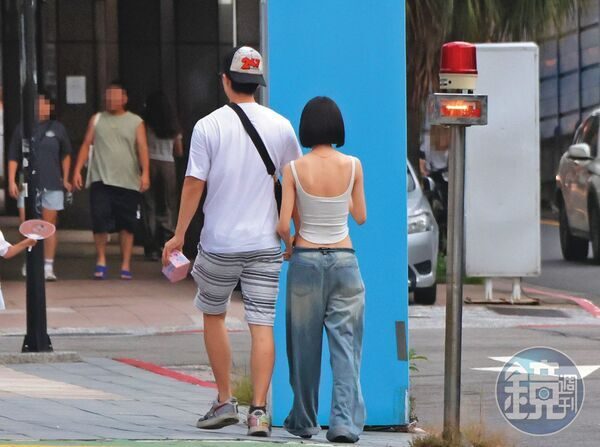 孙安佐交保后「陪辣女友逛三创」!背后环抱紧贴…超亲密动作全被拍 5 官司纏身也要愛1/等電梯從後環抱微頂撞 孫安佐緊黏女友熱戀藏不住
