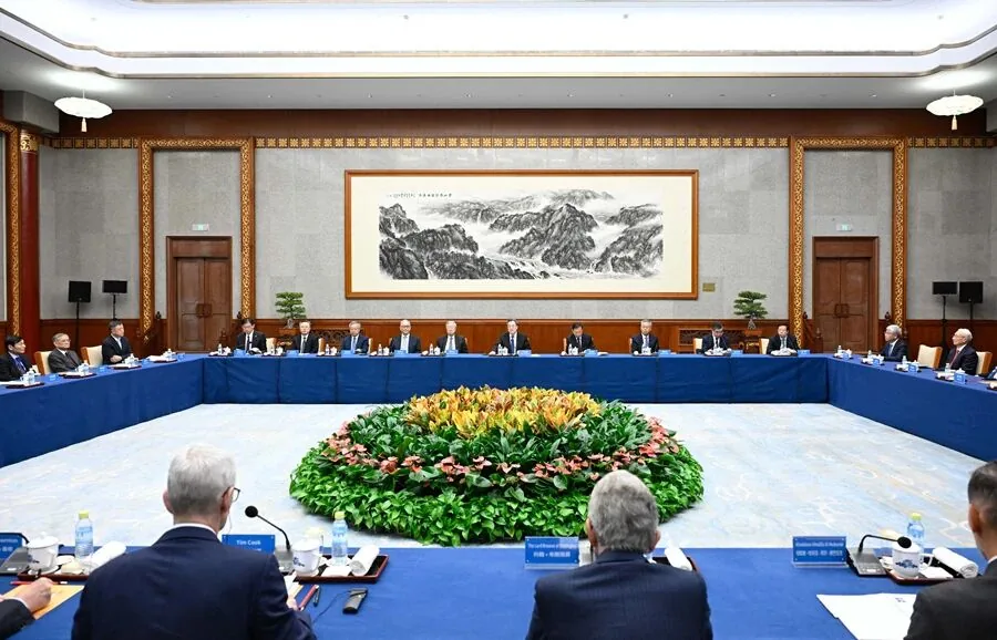 清华经管学院顾问委员会委员代表围坐会议桌交流