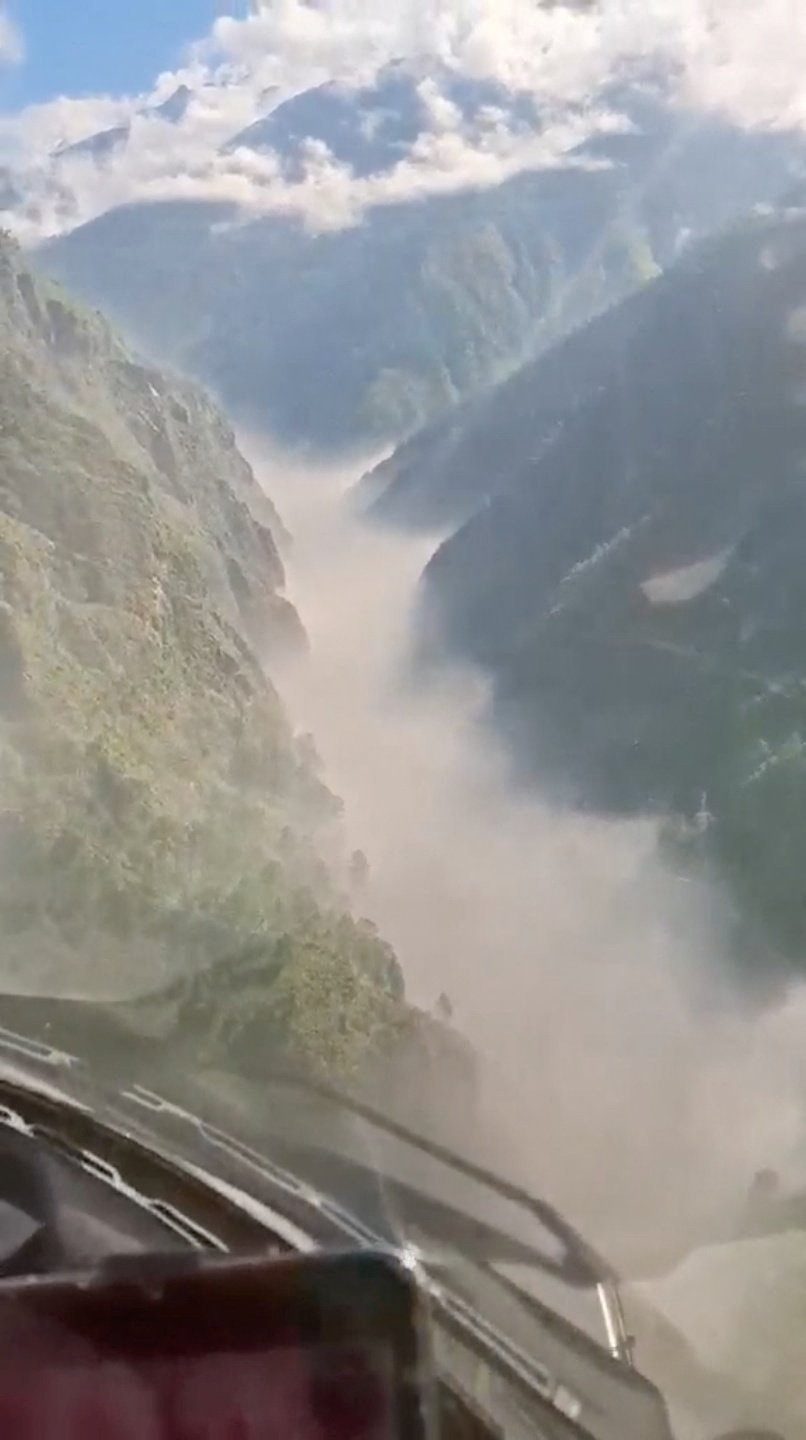 西藏泥石流|登山向导临危不乱救10人 另一队排队过关下落不明 3 2026年8月26日,尼泊爾拉蘇瓦山谷發生山洪暴發。(Reuters)