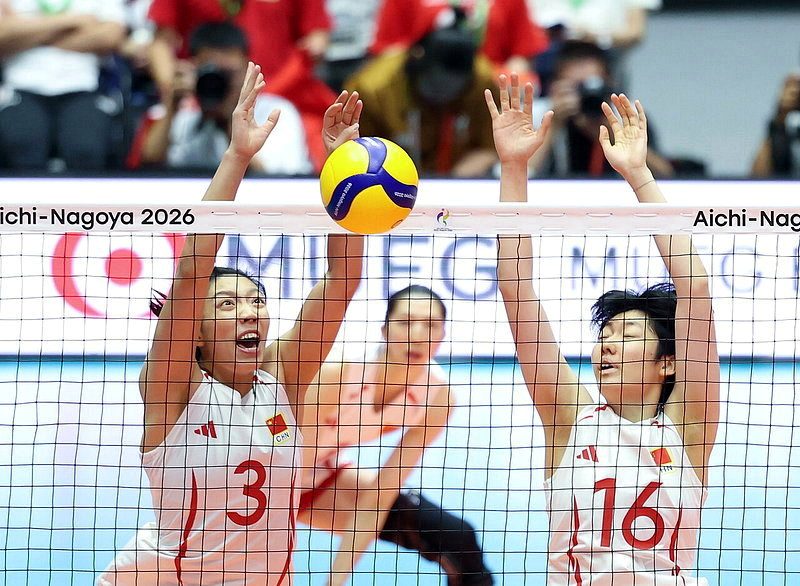 3:0横扫日本队 中国女排亚运10度摘金 地主球迷愤而离去 2 愛知·名古屋亞運會排球項目女子決賽中,中國隊3比0戰勝日本隊,奪得冠軍。(新華社)