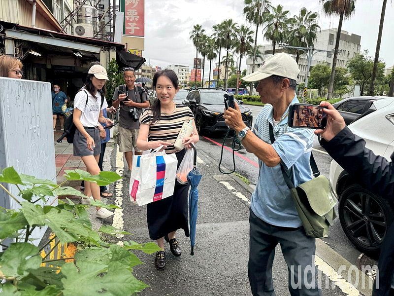 訪問結束後，有支持者上前表示，今天特地從台北下來，想親手贈送史努比娃娃飲料杯給她，陳幸妤開心收下。記者袁志豪／攝影