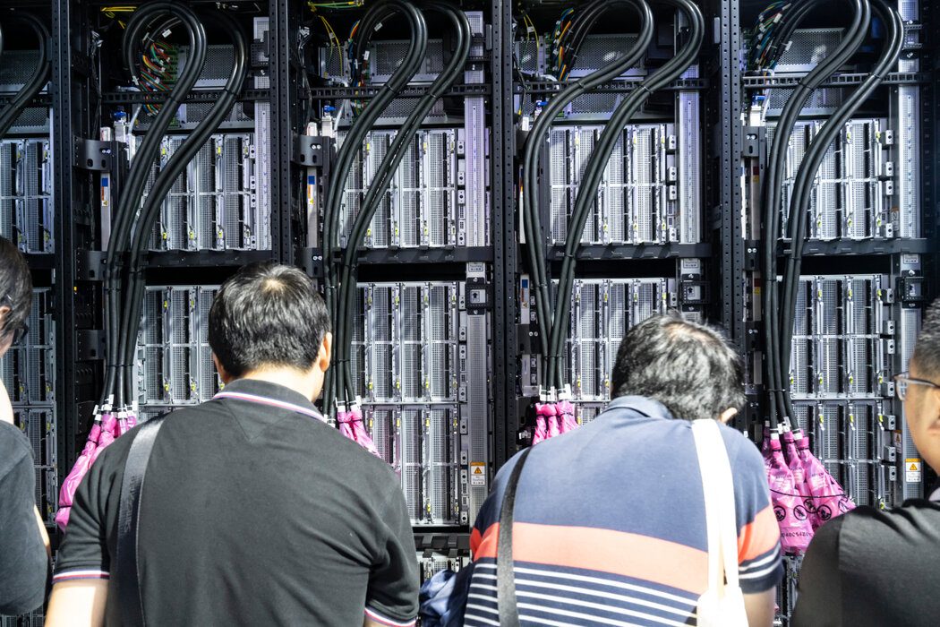 五角大楼禁用Anthropic模型后又撤回 政策摇摆凸显AI混乱 2 去年上海世界人工智能大会上展出的华为Ascend Atlas 900 A3超节点。