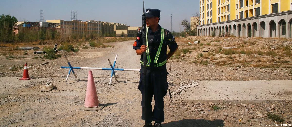 智库报告:习近平很可能赢得第四任期 接班可能性不大 1 警察站在一座楼旁