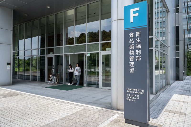 台南細胞治療詐騙案中，檢方查扣超過800瓶標示「X.exosome」（外泌體）的產品，但當時外泌體作為新興技術，法規認定與管理上都不夠完善，司法難以判定外泌體屬於藥品。（攝影／楊子磊）
