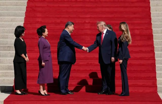 2026年9月25日，美国总统特普与中国国家主席习近平在华盛顿特区参观国家档案馆博物馆后握手，美国第一夫人梅拉尼娅（Melania Trump）与习近平主席夫人彭丽媛也在场。