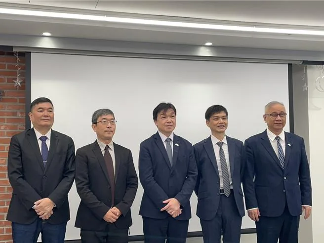 台灣勵志協會27日上午舉辦「變動中的台美中」座談會，淡江大學兩岸關係研究中心主任洪耀南、台北醫學大學通識教育中心副主任張國城、陸委會副主委沈有忠、TIA執行長賴榮偉、開南大學副校長陳文甲（左至右）出席。 (楊晴安攝)