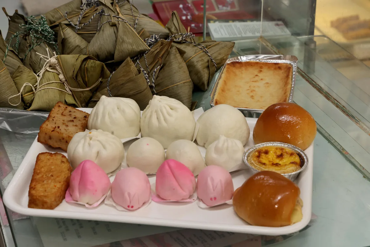 利满推出多款蒸点和烘点，以及寓意吉祥、造型讨喜的玉兔包和寿桃。（周国威摄）