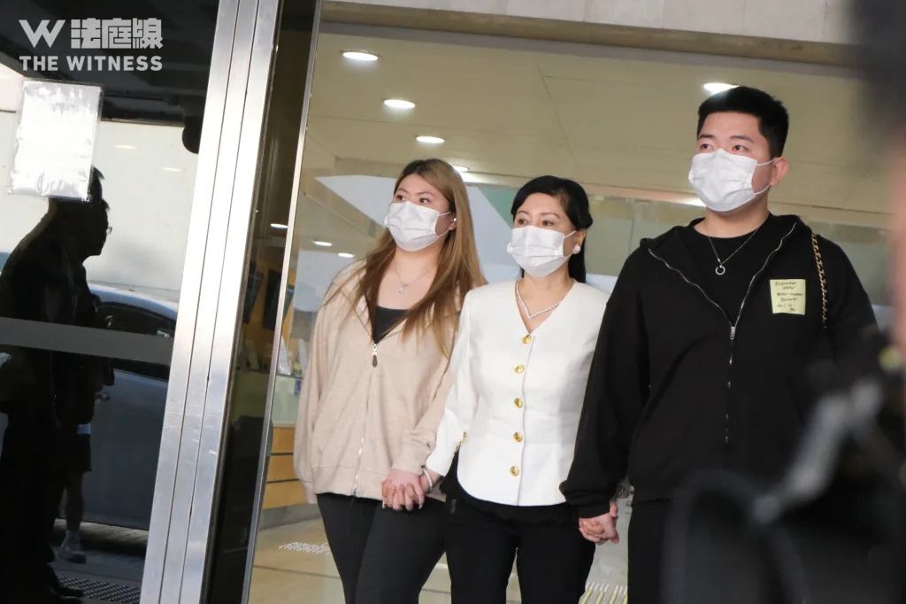 蔡天凤案Day11 辩方追问为何豪宅单位登记邝球名下 蔡母:方便佢走嚟走去 1 蔡天鳳 張燕花(中)