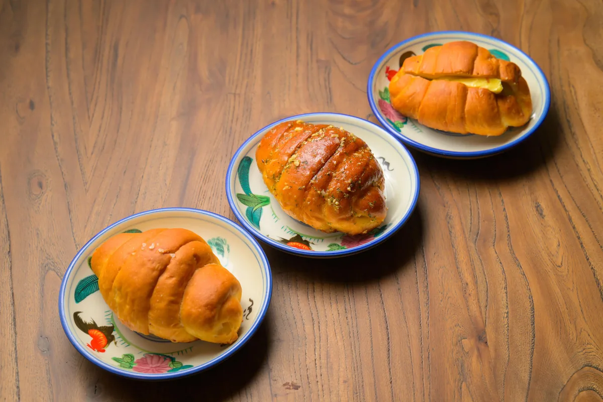 Butter Town Breakfast Club三大畅销口味：日式盐面包（左起）、蒜香奶油芝士日式盐面包，以及咖椰牛油日式盐面包。（特约黄𬀩捷摄）