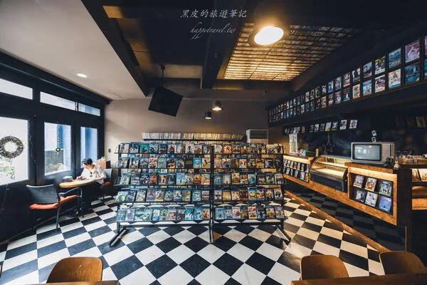 恒春金像咖啡:前身是DVD出租店,天花板排满电影封面 6 ▲▼屏東恆春金像咖啡DVD出租店風格空間與義大利麵、燉飯。(圖/《黑皮的旅遊筆記》授權提供)