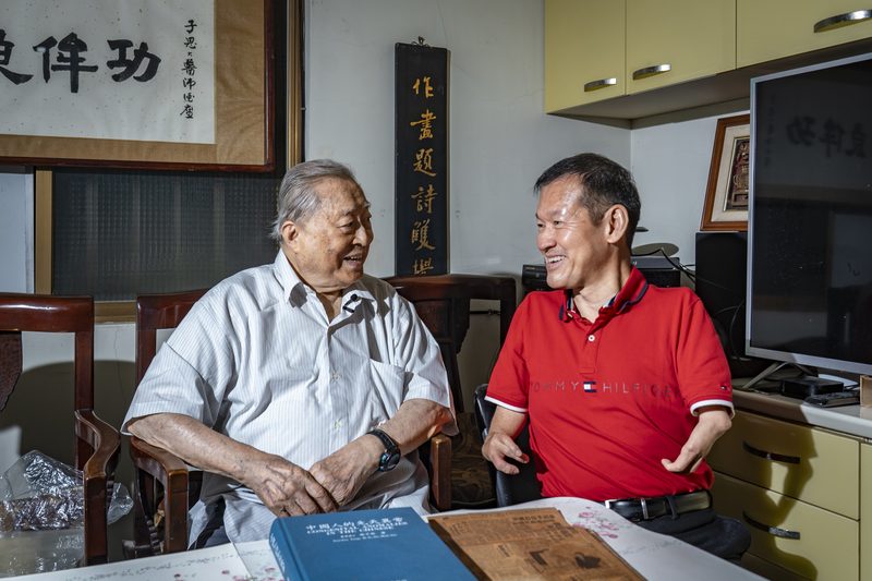 91岁吹哨医师杨子思:半世纪后重逢台湾沙利窦迈药害者 13 相隔51年後,楊子思(左)與王挺傑(右)相談兩個多小時,化解彼此心中多年的疑惑和牽掛。(攝影/陳曉威)