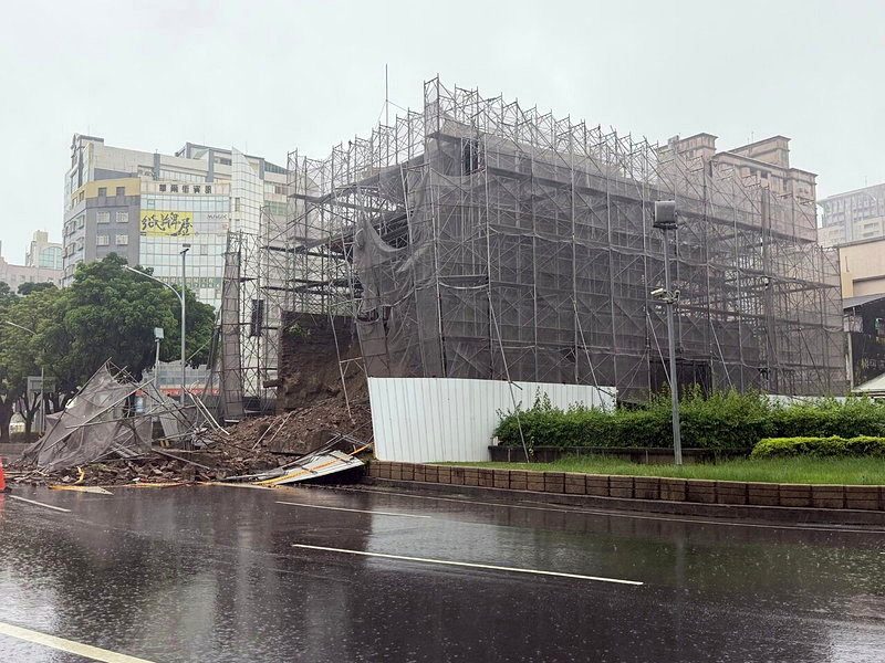 洪姓網友指出，「台南市東門城倒塌」。圖／threads網友chinese408授權提供