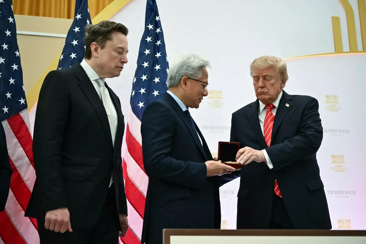 特朗普在华盛顿的峰会上向英伟达创始人兼首席执行官颁发国家技术与创新奖章,马斯克在一旁观看