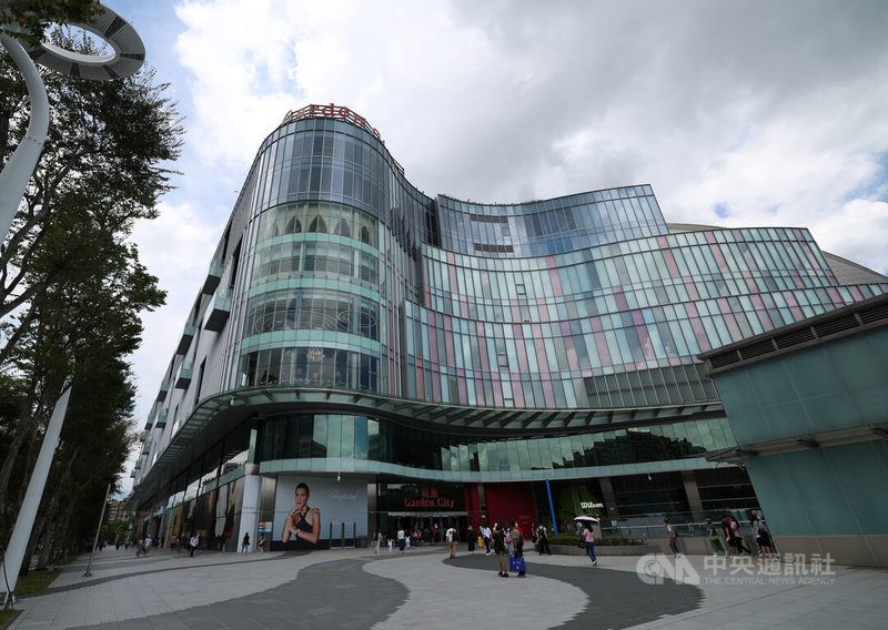 远东Garden City全区试营运 目标百亿营收挑战新竹以北王座 6 大巨蛋遠東Garden City最大區域B區「莫內花園」22日迎來試營運,連同先前陸續營運的其他區域,全區營業面積約3.6萬坪,引進超過560個品牌,其中逾200個為全台首店、百貨首櫃或新型態店。中央社記者張新偉攝 115年8月22日