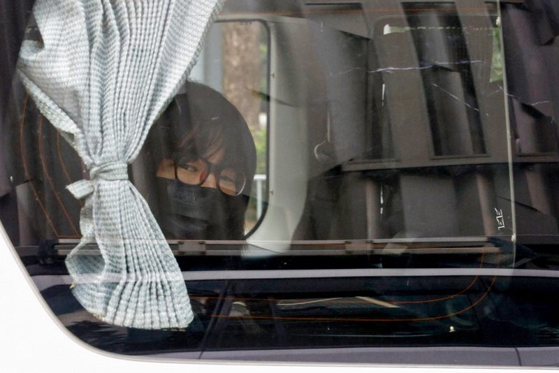 2021年9月8日，鄒幸彤因拒絕向港警提交支聯會資料而被捕，隨後遭押上警車。翌日，律政司便以《國安法》的「煽動顛覆國家政權罪」，起訴鄒幸彤、李卓人、何俊仁與支聯會等4名被告。（攝影／Tyrone Siu／Reuters／達志影像）