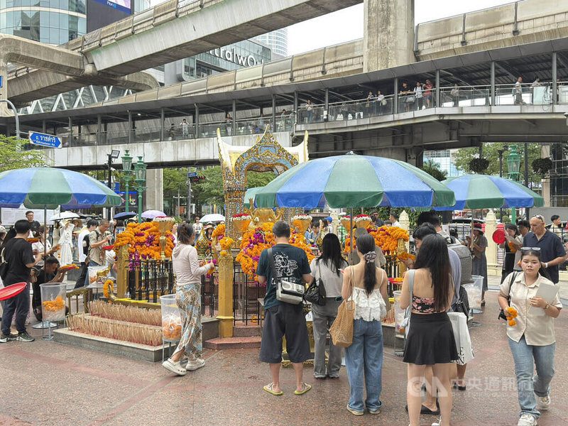 泰国观光转向价值优先 游客降2.91%仍拼品质增长 1 泰國觀光業今年明顯放緩,自1月至8月15日,外國旅客約1976萬人,年減2.91%。圖為曼谷知名景點四面佛,旅客絡繹不絕。中央社實習記者李思齊曼谷攝 115年8月22日