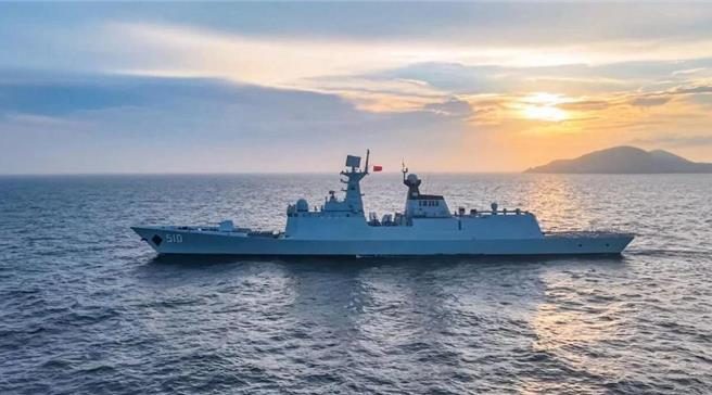 寧德艦最新訓練畫面曝光共軍東部戰區強化海軍編隊協同與應急處置。圖為寧德艦海上航行。（大陸央視）