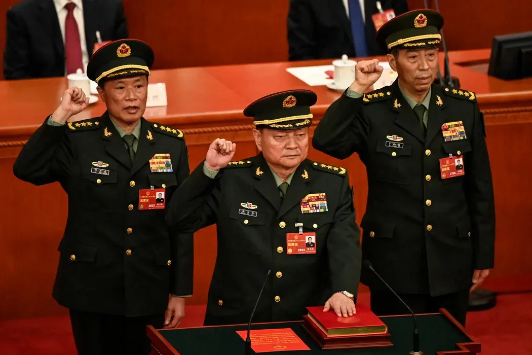 “自我革命”、持续清洗:习近平为下一任期铺路 2 2023年,张又侠(中)在当选中央军委副主席后宣誓就职。张又侠随后被拘留,并被指控贪腐。