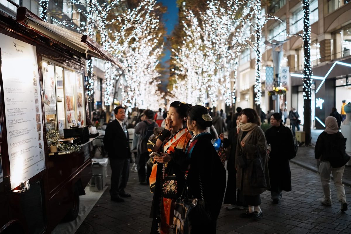 2025年12月10日，日本東京民眾漫步在佈滿冬季燈飾的丸之內仲通街頭。（美聯社）