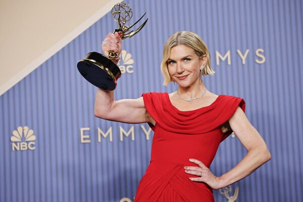 ▲瑞雅塞洪（Rhea Seehorn）迎來人生首座艾美獎座，興奮地親吻未婚夫葛拉罕拉森 (Graham Larson)。（圖／路透）